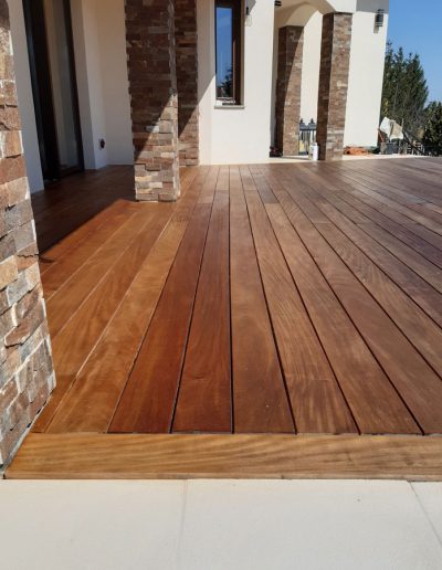 Holzterrasse von der Seite