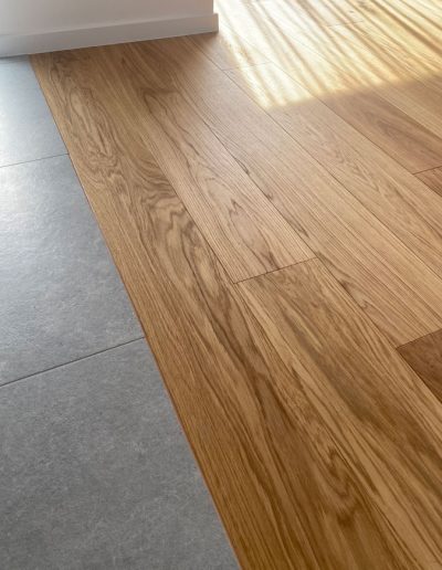 Parkettboden Schwedischer Boden aus hochwertigen schwedischen Hölzern von oben mit Übergang zu Fliesenboden