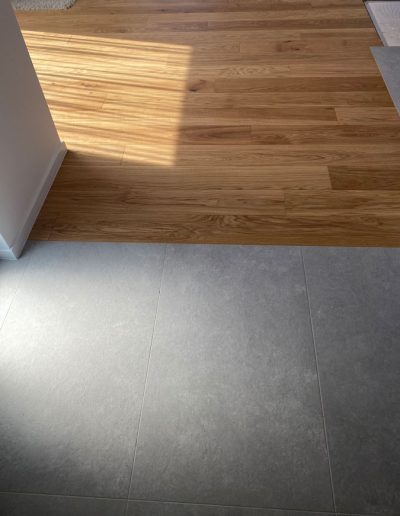 Parkettboden Schwedischer Boden aus hochwertigen schwedischen Hölzern und Übergang zu Fliesen