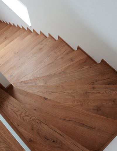 Treppe mit Parkett aus Holz